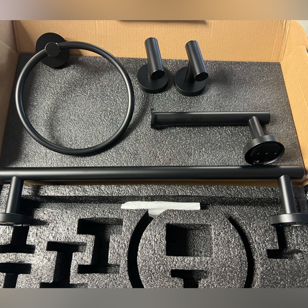 Bathroom fixture set